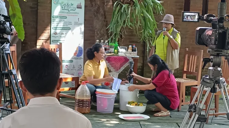 Limbah Sisa Buah Diolah Jadi Cairan Bermanfaat untuk Lingkungan