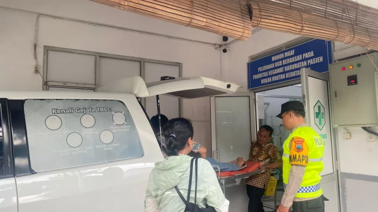 Respons Cepat Layanan 110, Polresta Solo Evakuasi Warga Sakit di Mojosongo