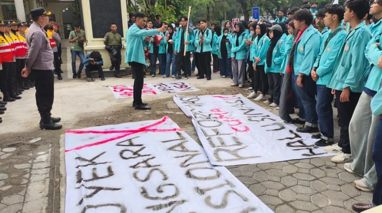 Ratusan Mahasiswa UNS ke DPRD Solo Tuntut Reformasi Ekonomi