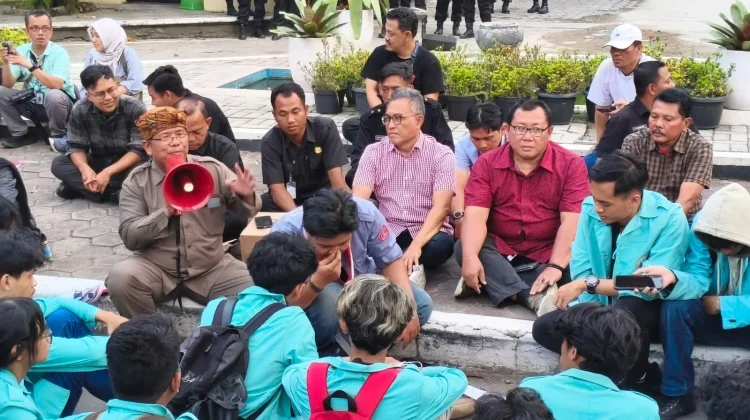 Temui Massa UNS, Ketua DPRD Solo Jawab Isu Makan Gratis hingga TPA Putri Cempo