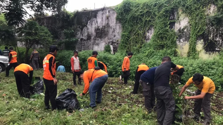 Pemkot Solo Gelar Kerja Bakti Bersihkan Benteng Vastenburg