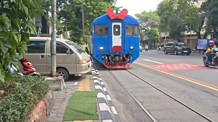 Mobil Parkir Sembarangan, KA Batara Kresna Sempat Berhenti