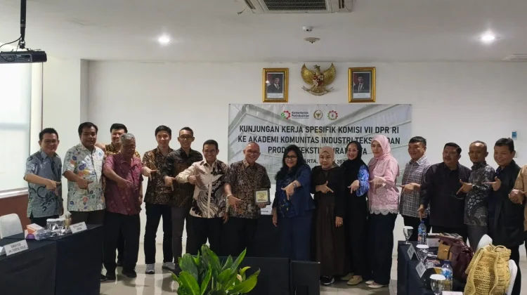 Kunjungi AK-Tekstil Solo, Komisi VII DPR RI Soroti Minimnya Minat Mahasiswa