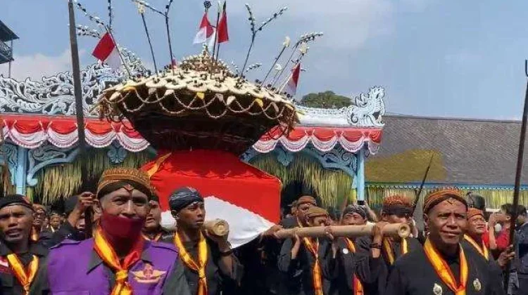 Dua Kubu di Keraton Surakarta Menggelar Grebeg Besar