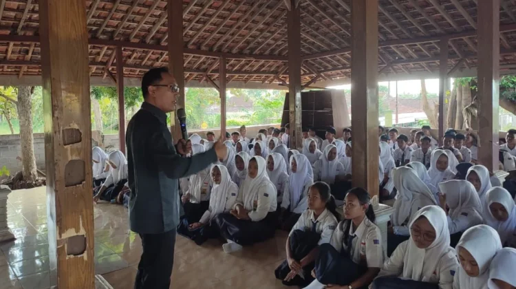 Bawaslu Wonogiri Tanamkan Demokrasi Sejak Dini Kepada Pelajar