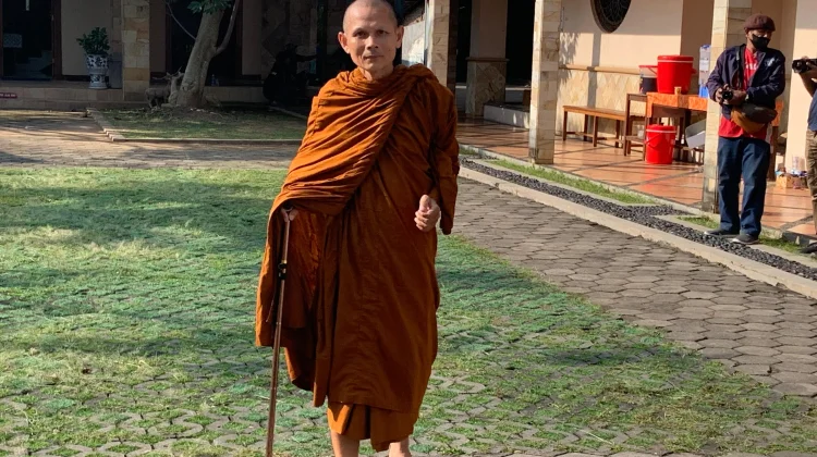 Tiba di Kota Solo, Bhikkhu Thudong Langsung Mengikuti Prosesi Membasuh Kaki