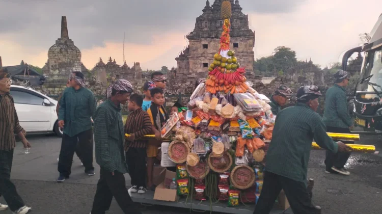 Meski Diguyur Hujan, Kirab Budaya Candi Kembar Tetap Berlangsung Meriah