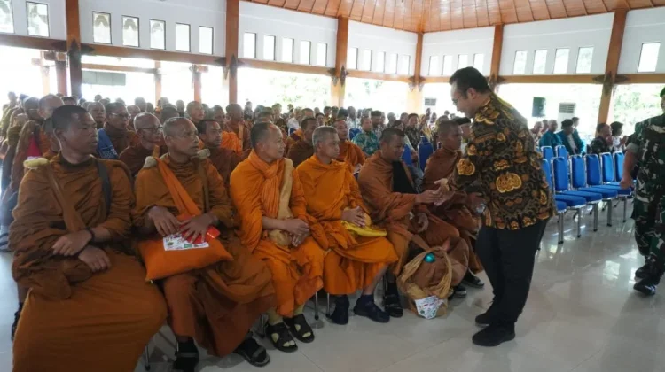 Sambut Rombongan Biksu Thudong, Bupati Sragen Ajak Warga Rawat Perdamaian