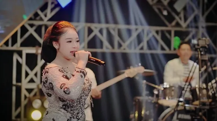 Terjemah Lirik Lagu "Siji di Ping Selawe" Niken Salindry