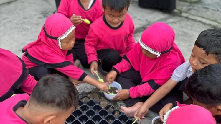 Tim RisetMu UMS Edukasi Ketahanan Pangan "Petani Cilik" lewat AgroSchooling