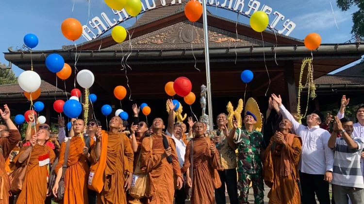Pemkot Solo Melepas 57 Bhikkhu Thudong menuju Candi Borobudur
