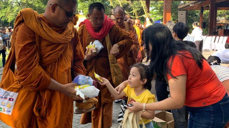 Prosesi Pindapatta Bhikkhu Thudong Solo Diikuti Warga Lintas Agama