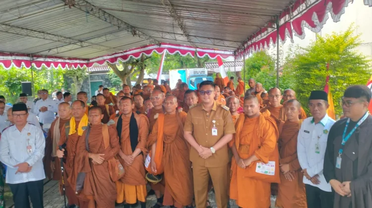Bupati Klaten Melepas Perjalanan Bhikkhu Tudhong Menuju Yogyakarta