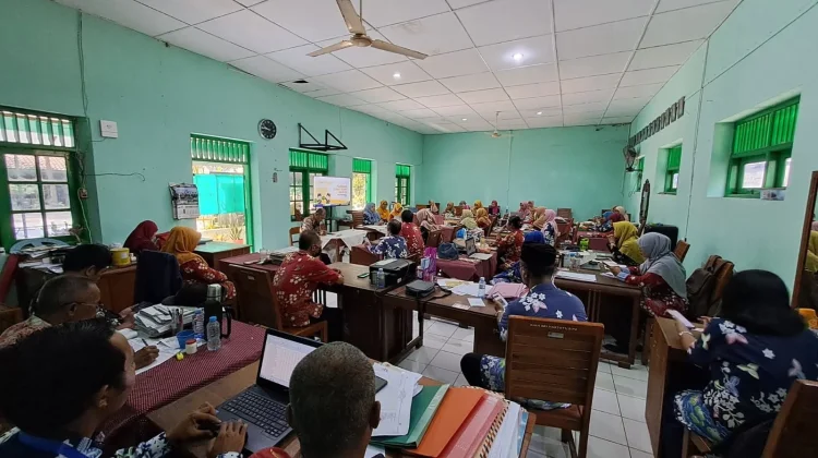 Geliat Kombel SMART SMPN 1 Manisrenggo Klaten  Dongkrak Mutu Pendidik