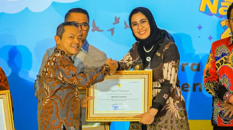 Pemkot Solo Terima Penghargaan Revitalisasi Bahasa Daerah dari Kemendikdasmen