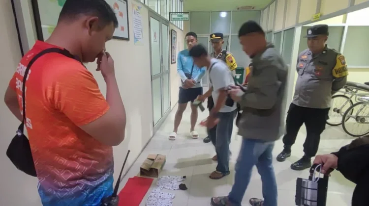 Bayi Dalam Kardus Ditemukan Selamat di Teras Rumah