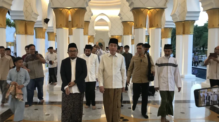 Jokowi Salat Iduladha di Masjid Sheikh Zayed Solo