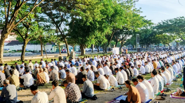 Ribuan Umat Muslim Padati Salat Iduladha di Alun-Alun Karanganyar