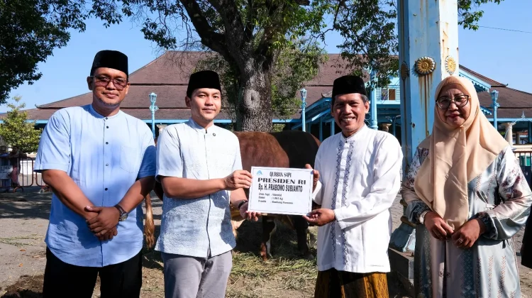 Respati Ardi Serahkan Simbolis Sapi Presiden dan Wapres ke Masjid Agung