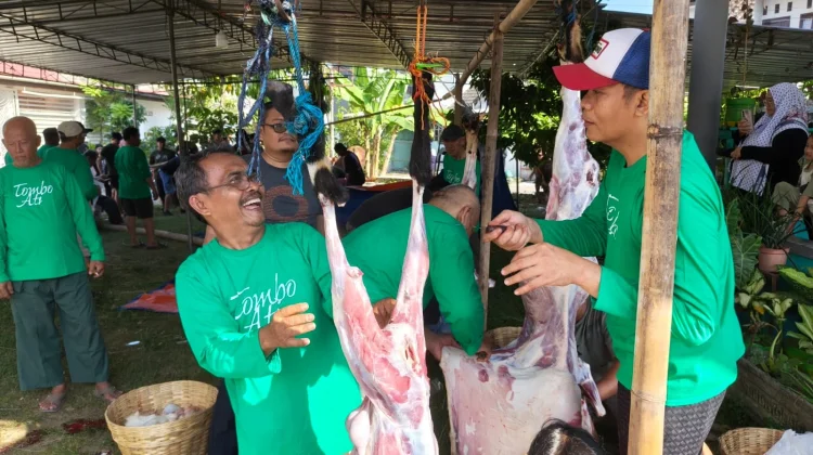 Warga Non Muslim Berbaur Ikut Rayakan Iduladha di Gedangan