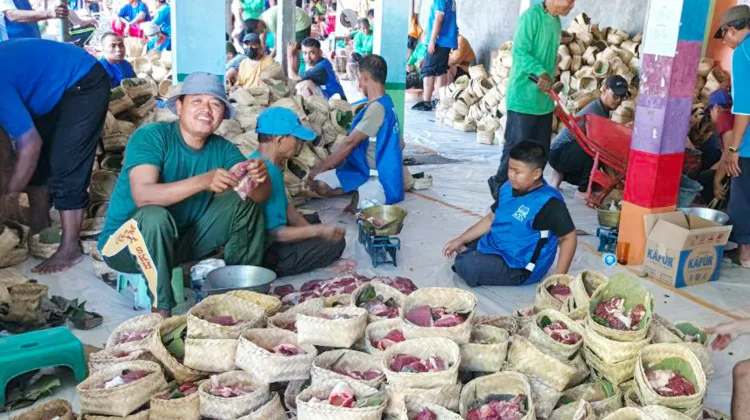 Gelar Kurban di 7 Titik, MTA Solo Raya Konsisten Gunakan Besek untuk Bagikan Daging