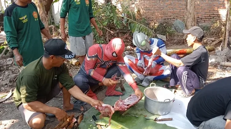 Aksi Superhero Meriahkan Kurban di Masjid Sudarto Milatoen Sukoharjo