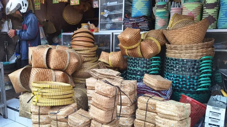 Kesadaran Lingkungan Meningkat, Permintaan Besek Bambu Wadah Kurban Melonjak