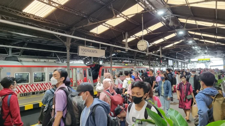Lonjakan Penumpang Kereta Warnai Libur Panjang Akhir Pekan