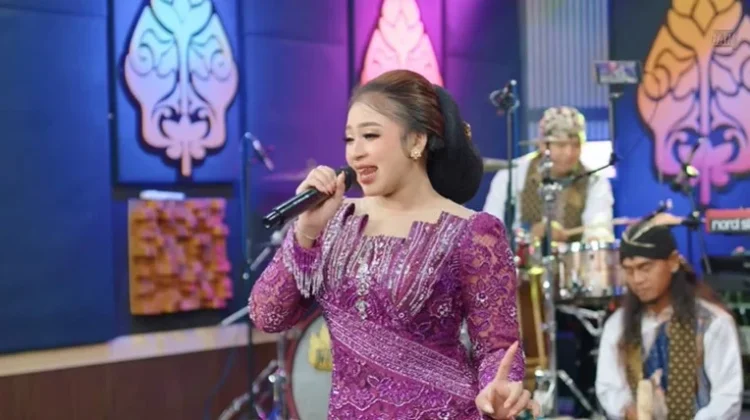 Lirik Lagu "Rujak Uleg" Niken Salindry Waldjinah
