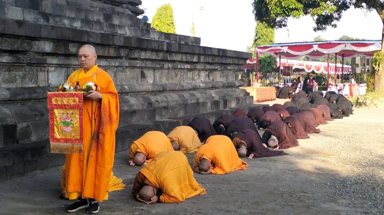 Ribuan Umat Budha Hadiri Peringatan Hari Waisak di Candi Sojiwan Prambanan