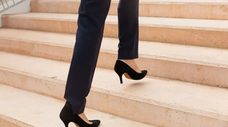 Bahaya Menggunakan High Heels saat Kuku Kaki Panjang