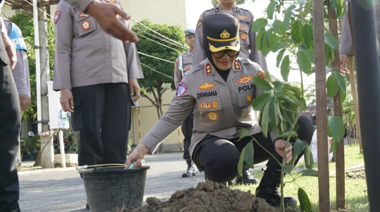 Rangkaian Peringatan Hari Bumi, Kapolres Sragen Tanam Pohon Langka Padmonobo