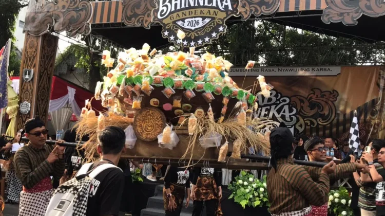 Kirab Bhinneka Gandekan 2026 Angkat Potensi UMKM Warga