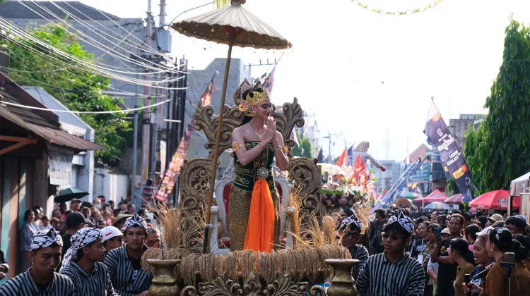Dewi Sri dan Memedi Sawah Meriahkan Kirab Bhinneka Gandekan 2026