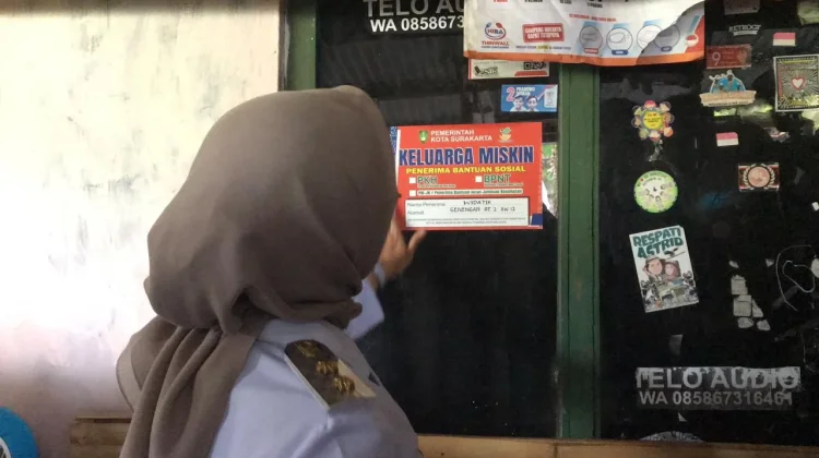 Pemkot Surakarta Mulai Tempel 10.018 Stiker Penerima Bansos