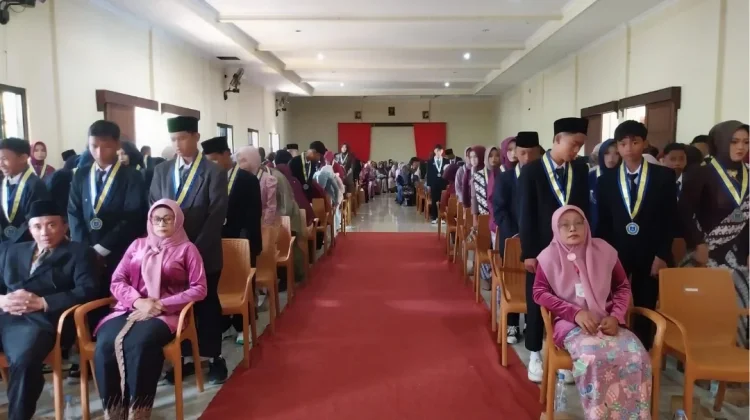Pesan Unik Camat Warnai Pelepasan Siswa SMPN Giritontro