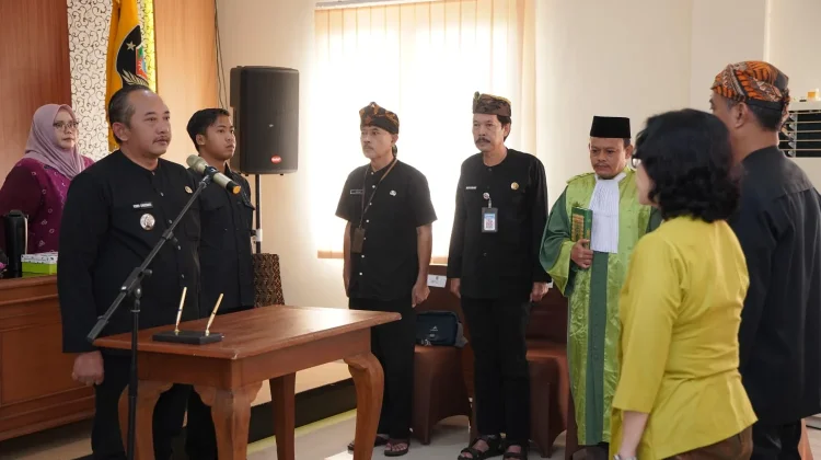 Bupati Karanganyar Rober Christanto Lantik 9 Kepala Dinas dan Sekwan Baru