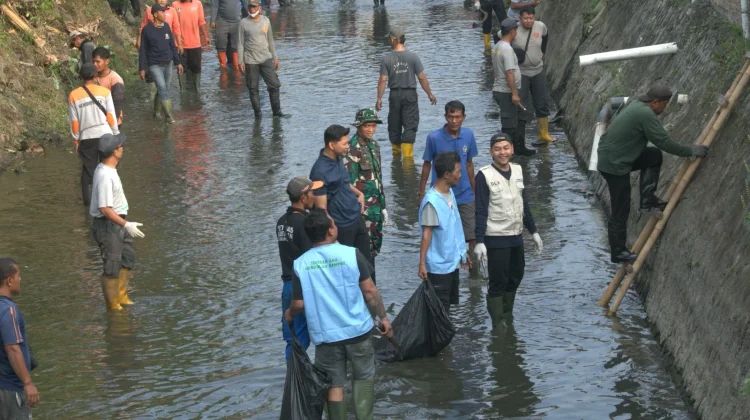 Peringati Hari Lingkungan Hidup, Pemkot Surakarta Bersihkan Anak Sungai Pepe