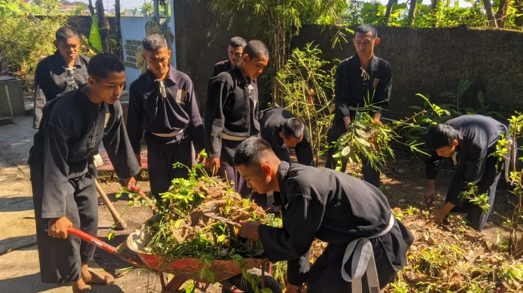 Alihkan Pendadaran Jadi Baksos, Pesilat PSHT Karanganyar Tanam Pohon dan Bersihkan Fasum