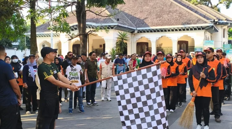 Wali Kota dan Wakil Wali Kota Pimpin Kampanye Pilah dan Olah Sampah di CFD Solo