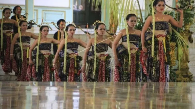 Menjaga Kesakralan Bedhaya Anglir Mendung yang Melintasi Zaman