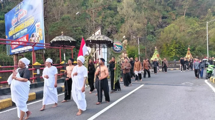 Kirab Gunungan Hasil Bumi Wujud Syukur dan Pelestarian Tradisi Lereng Lawu