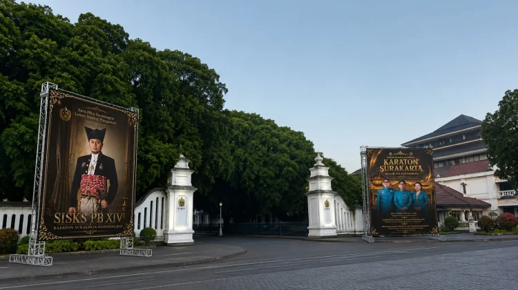 Baliho Revitalisasi Keraton Surakarta Terpasang di Gladag