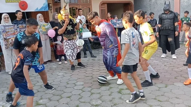 Sambut Pesta Bola  Dunia, Sanggar Bhineka Sukoharjo Gelar Aksi Sepak Bola Superhero