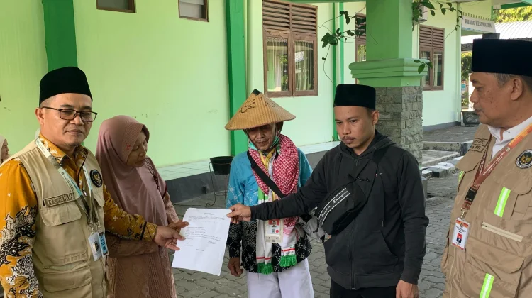 Jemaah Haji Kabupaten Semarang Berjalan Kaki dari Debarkasi Solo menuju Rumah