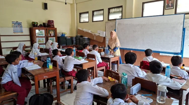 Atasi Masalah Sampah, Peniliti UMS Kembangkan Teknologi IoT SMOGRA untuk Siswa SD