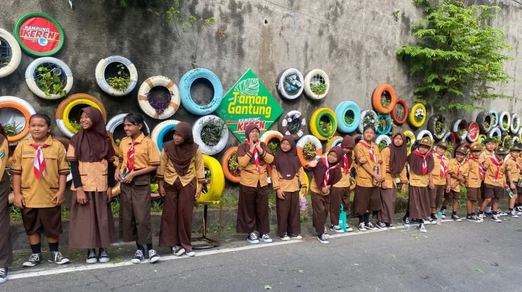 Pramuka SDN Kadipiro Surakarta Belajar Merawat Taman Gantung Ban Bekas