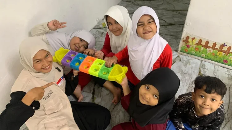 Mahasiswa KKN Internasional UMS Perkenalkan Permainan Tradisional di Malaysia
