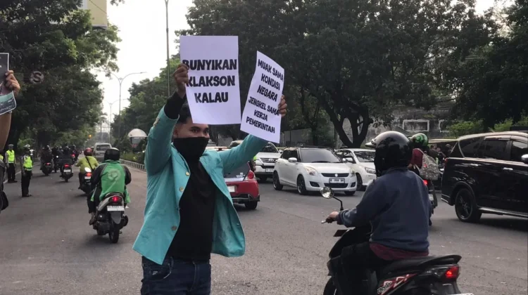 Massa Aksi Ajak Pengguna Jalan Bunyikan Klakson