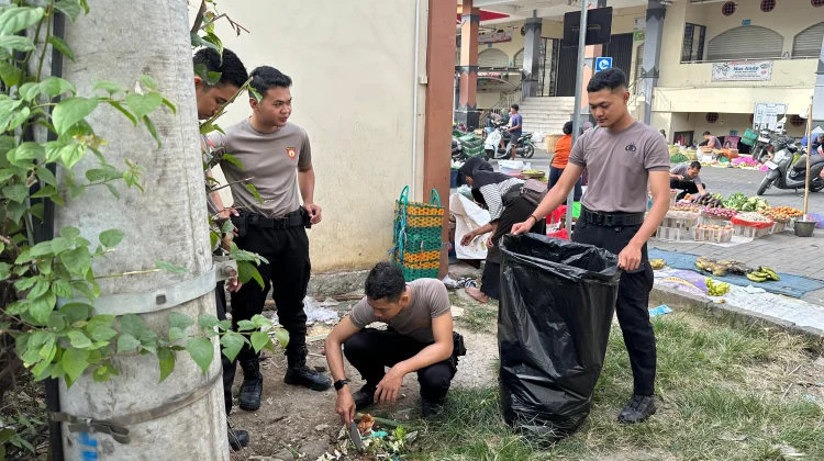 Sambut Hari Bhayangkari, Polresta Solo dan Pedagang Bersihkan Pasar Legi